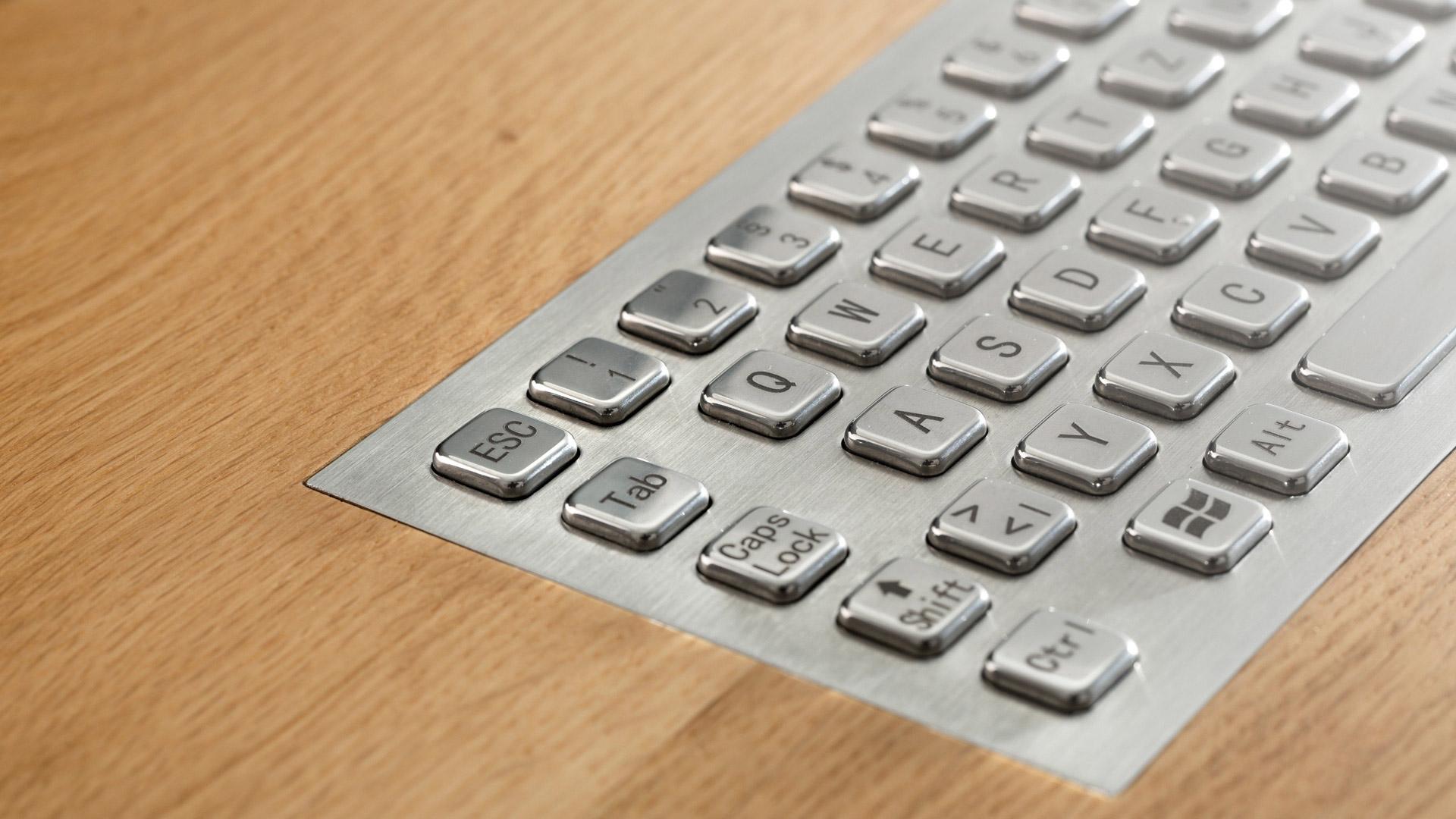 Tastatur zum Schutz in die Pultplatte eingefräst